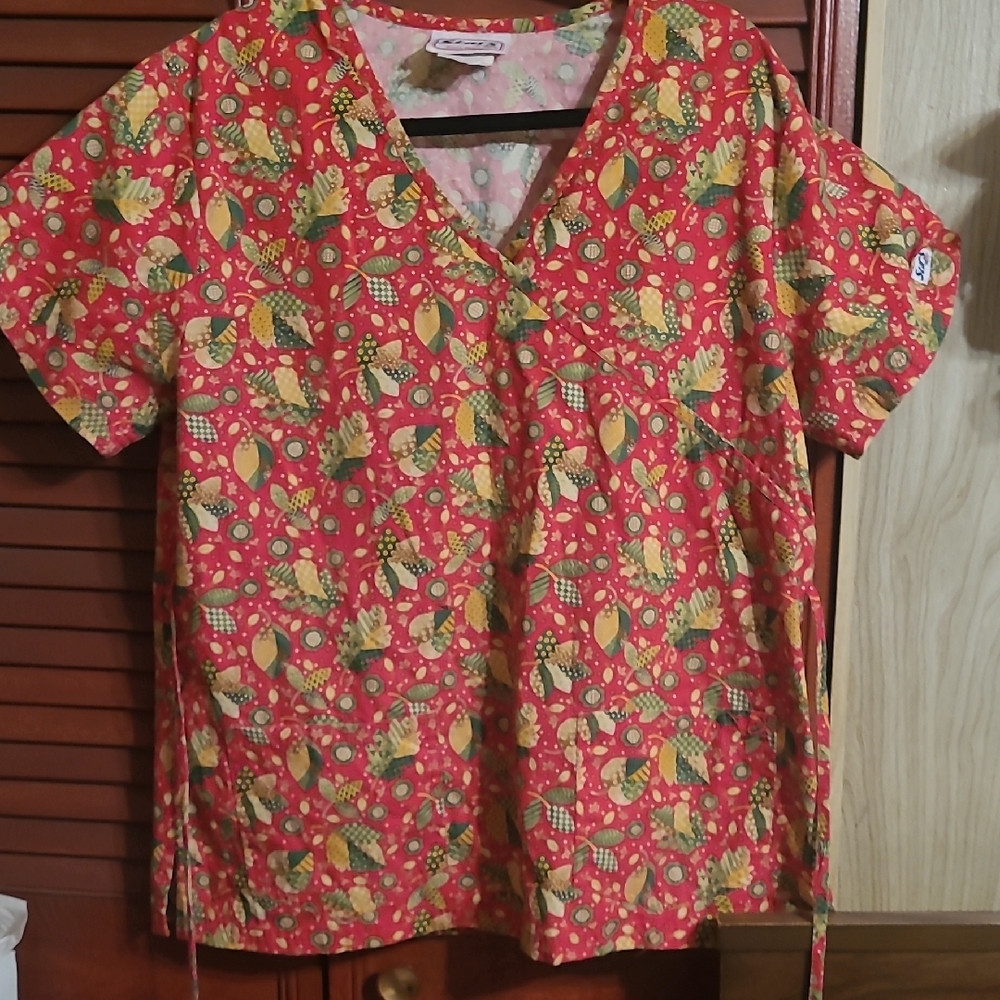 Colorful Leaf Print Scrub Top